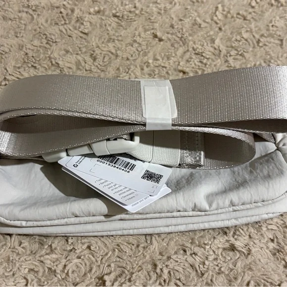 NEW Lululemon Everywhere Belt Bag 1L Bone Concert Festival Fanny Pack Crossbody - Picture 2 of 3
